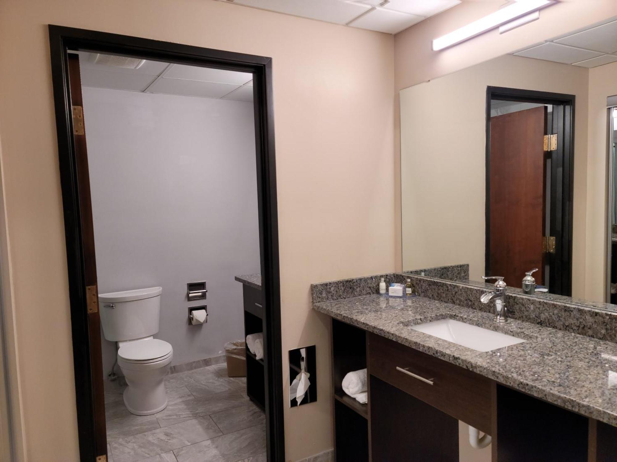 Lorain Ariel Broadway Hotel מראה חיצוני תמונה